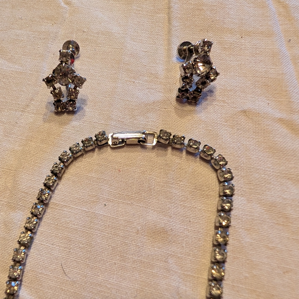 2/20$ Avon Silver Necklace with Crystal Details - Picture 2 of 4